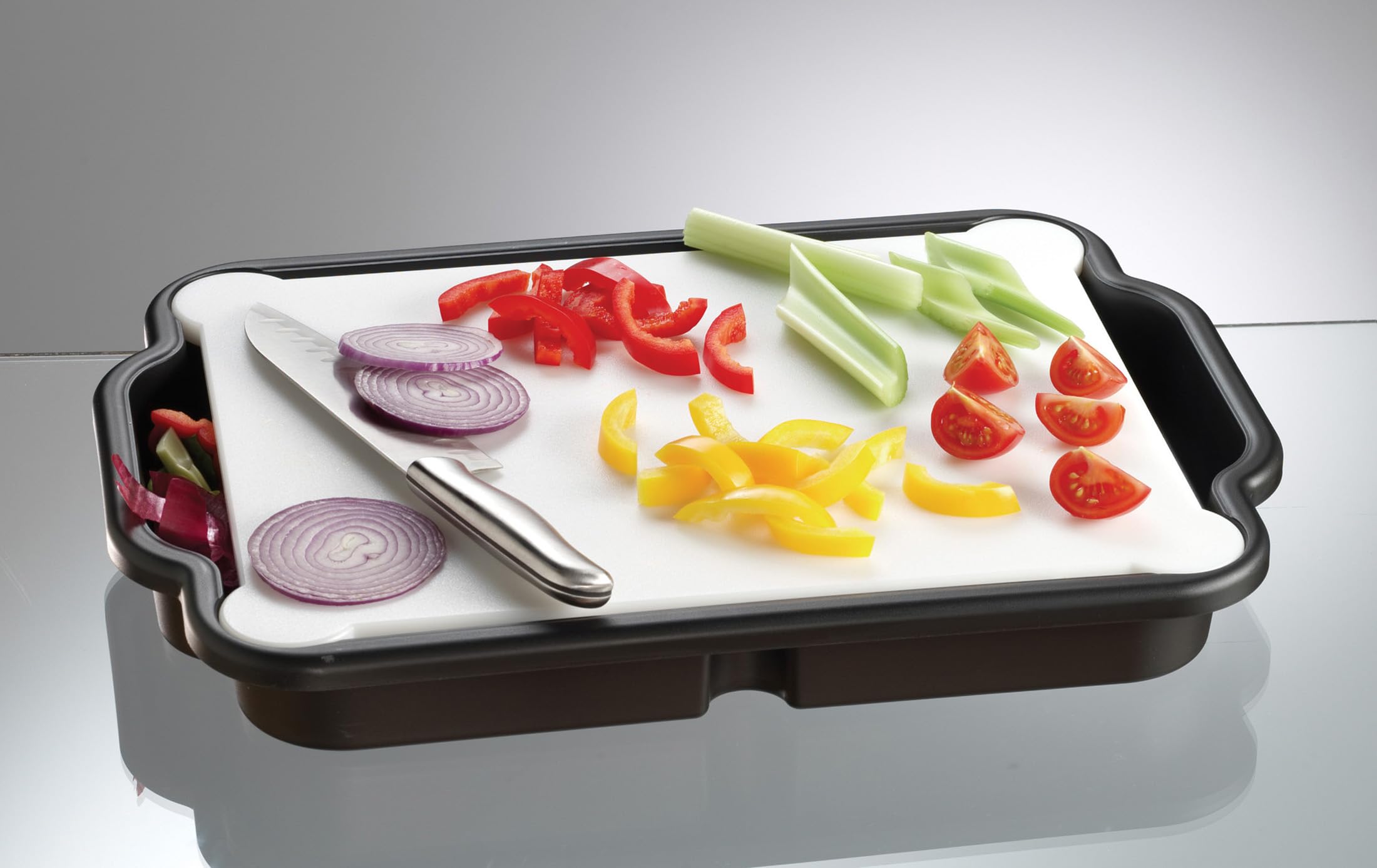 Prodyne Prep & Slice BB-16, ranuras laterales para dirigir residuos a la bandeja.