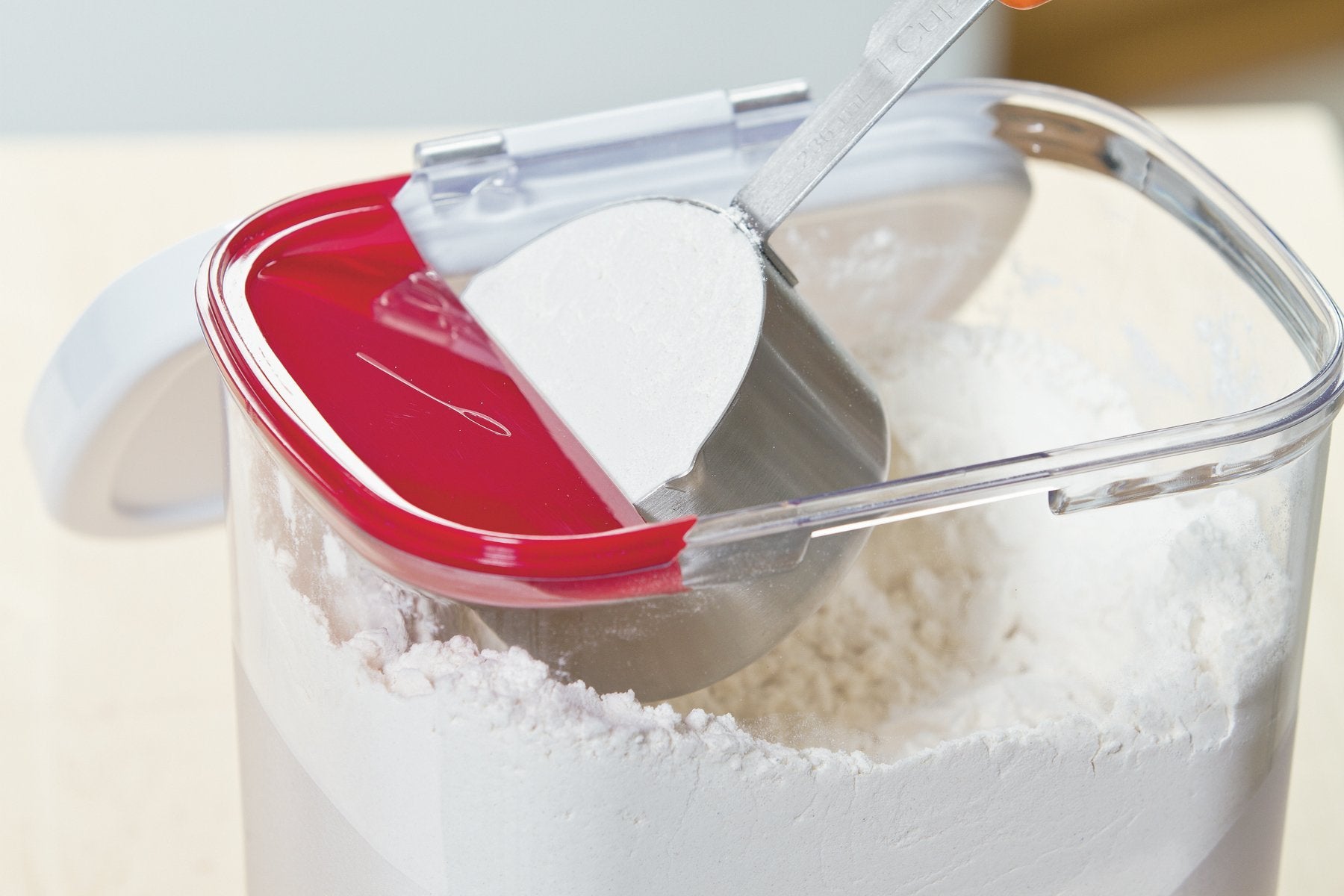 Progressive PrepSolutions Flour Keeper: nivelador integrado para medir con precisión.