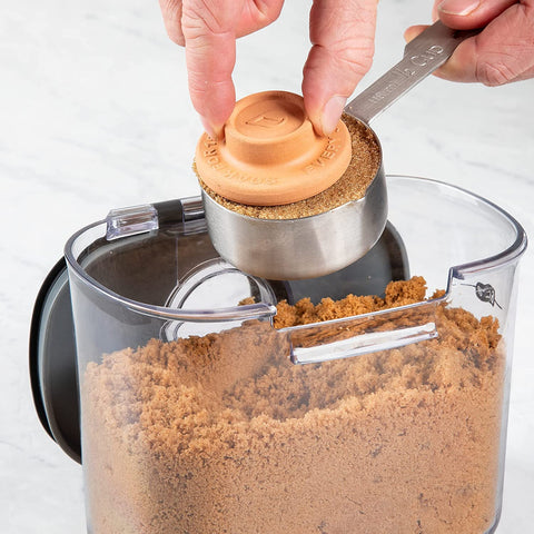 Progressive ProKeeper, espolvoreador imantado para azúcar glas, se guarda bajo la tapa.