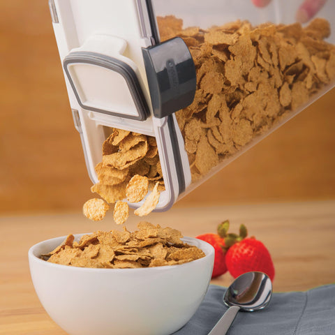 Uso versátil de ProKeeper para cereales y aperitivos en la cocina.