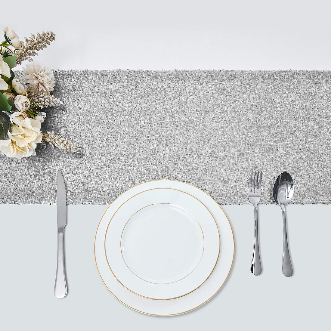 Pufogu accesorio de lentejuelas plateadas para hacer brillar la mesa.