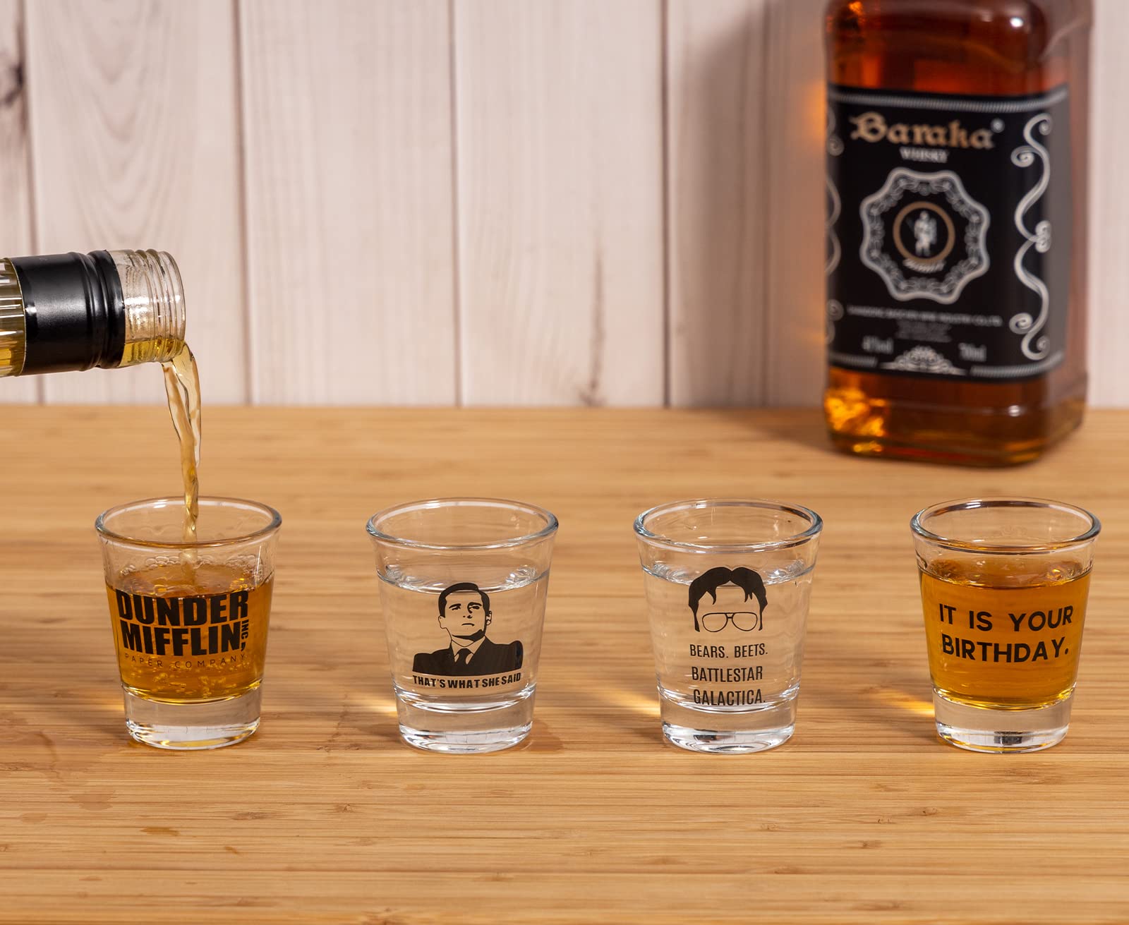 Decoración de barra en casa con vasos chupito PuGez estilo oficina.