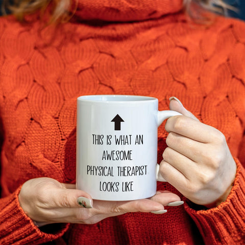 Taza PUHEI con mango ergonómico, agarre cómodo para comenzar el día.