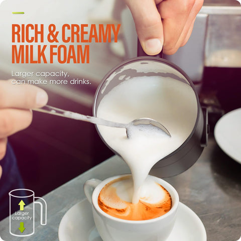 Batidora de leche Puldoum espuma caliente en acción, ideal para cappuccinos cremosos.