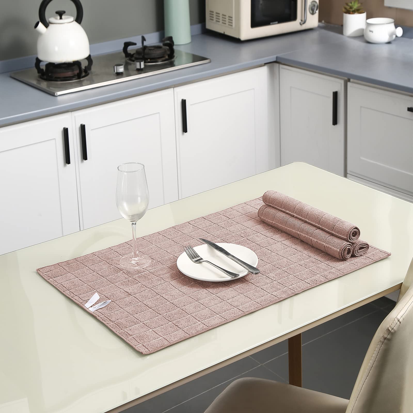 Puomue: detalle tejido suave camel, experiencia agradable al tacto.