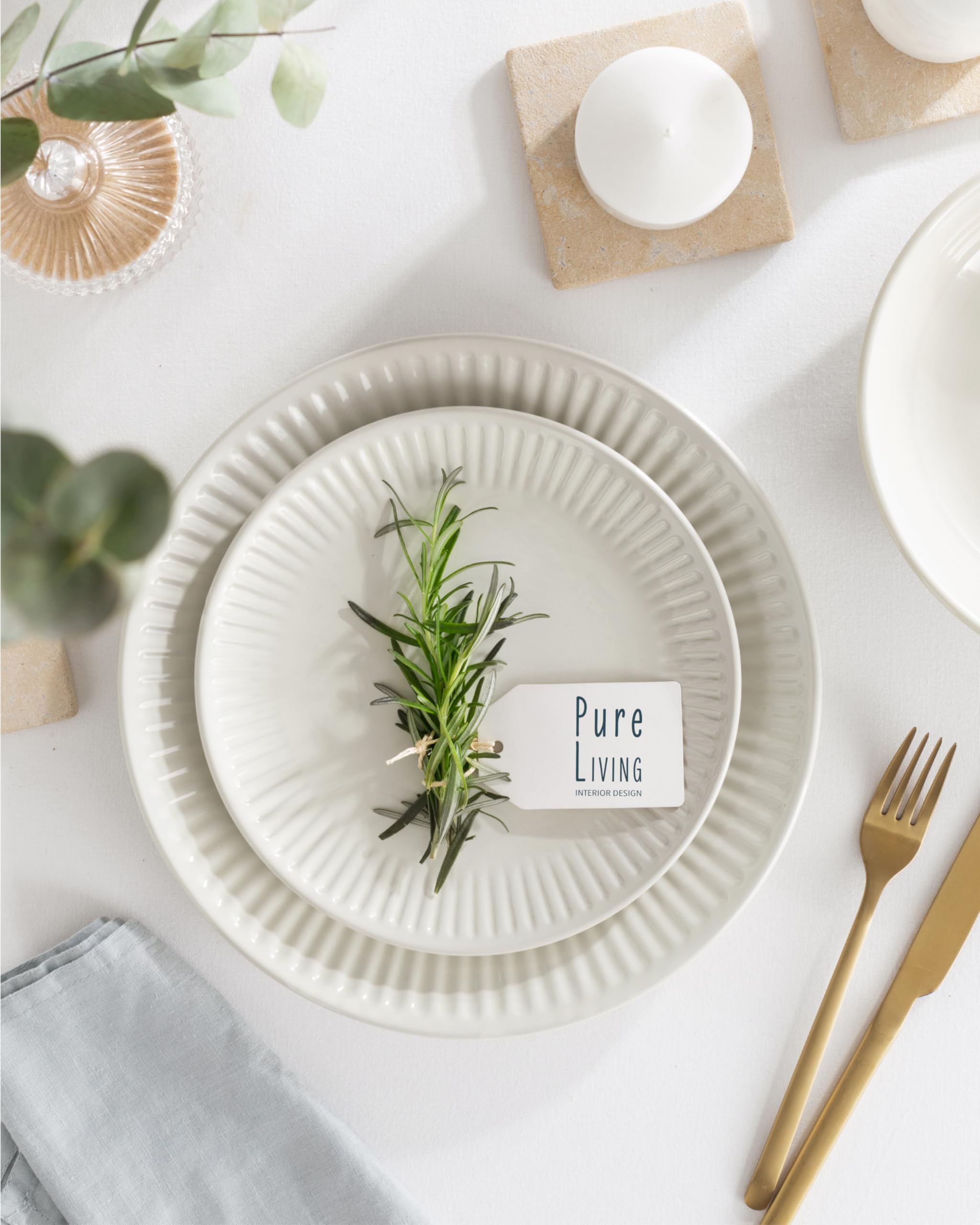 Pure Living Interior Design: platos acanalados beige para mesa elegante