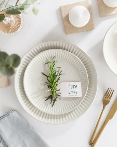 Pure Living Interior Design: platos acanalados beige para mesa elegante