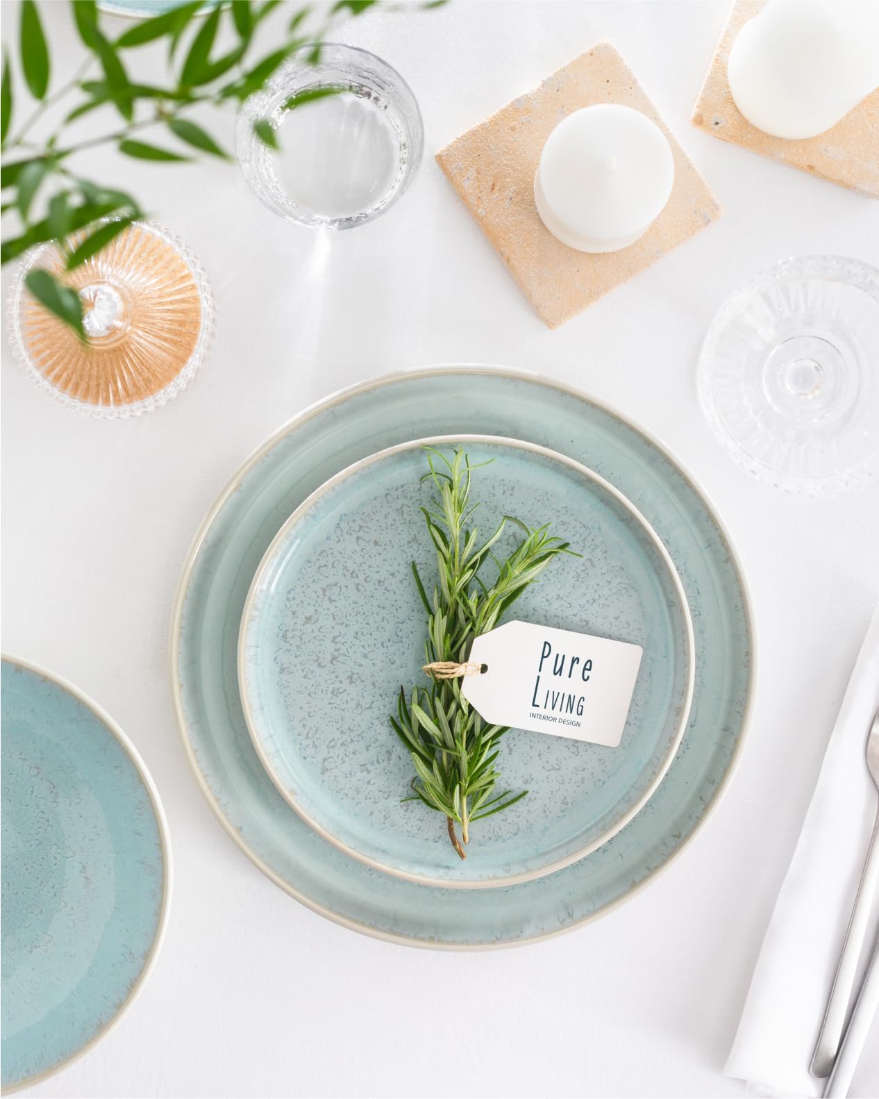 PURE LIVING INTERIOR DESIGN - platos llanos beige para comidas diarias
