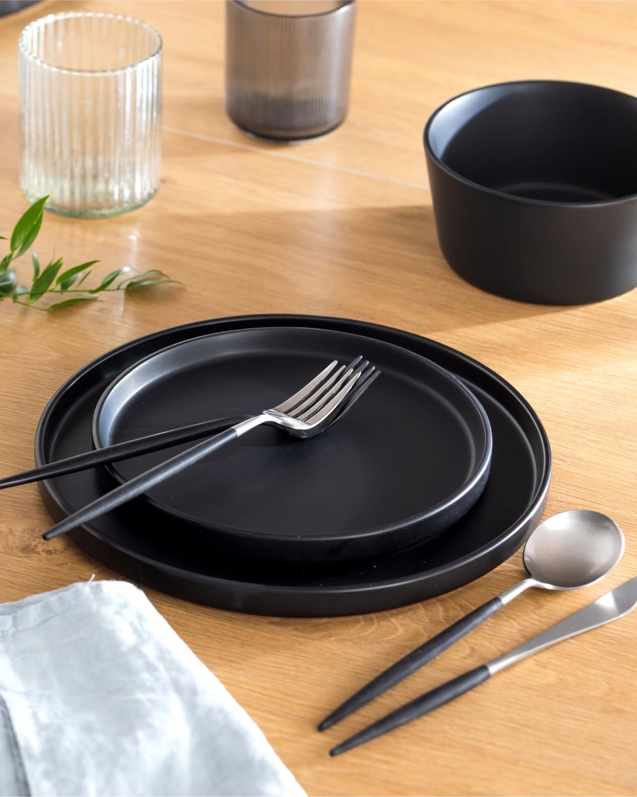 Pure Living Interior Design plato de desayuno negro mate, perfecto para comenzar el día.