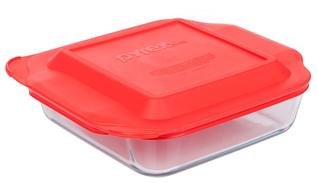 Pyrex Basics 8 cuadrado con tapa roja abierta, facilita ver ingredientes y mezclar.