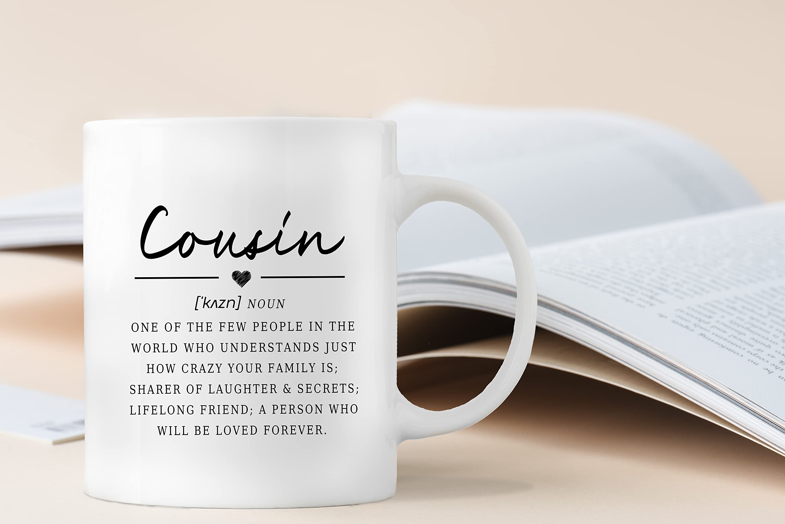 Taza QASHWEY Definición Primo, trasera: excelente regalo práctico para primos.