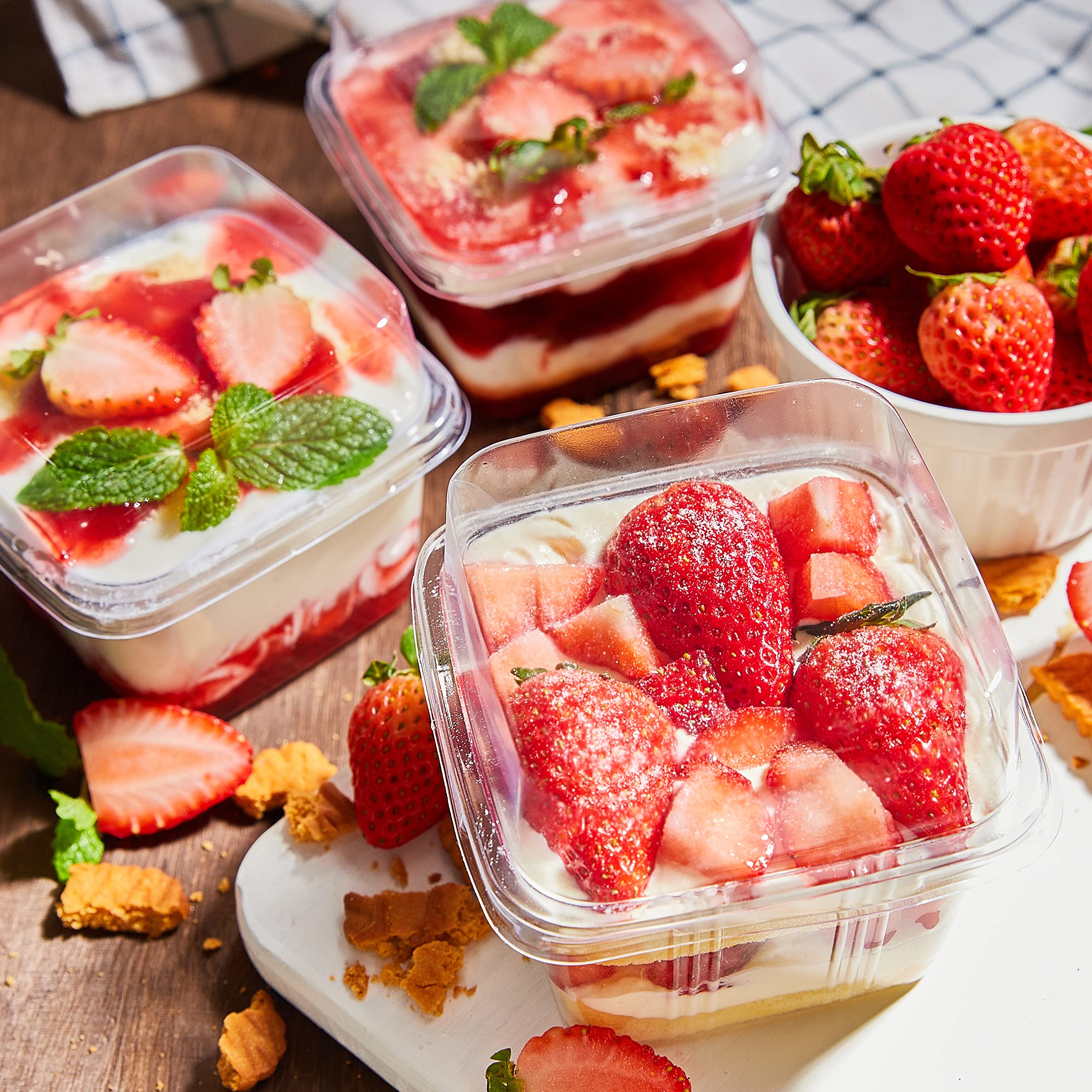Servicio de frutas, yogur, pudín y helado con Qeirudu, copas fáciles de manejar.