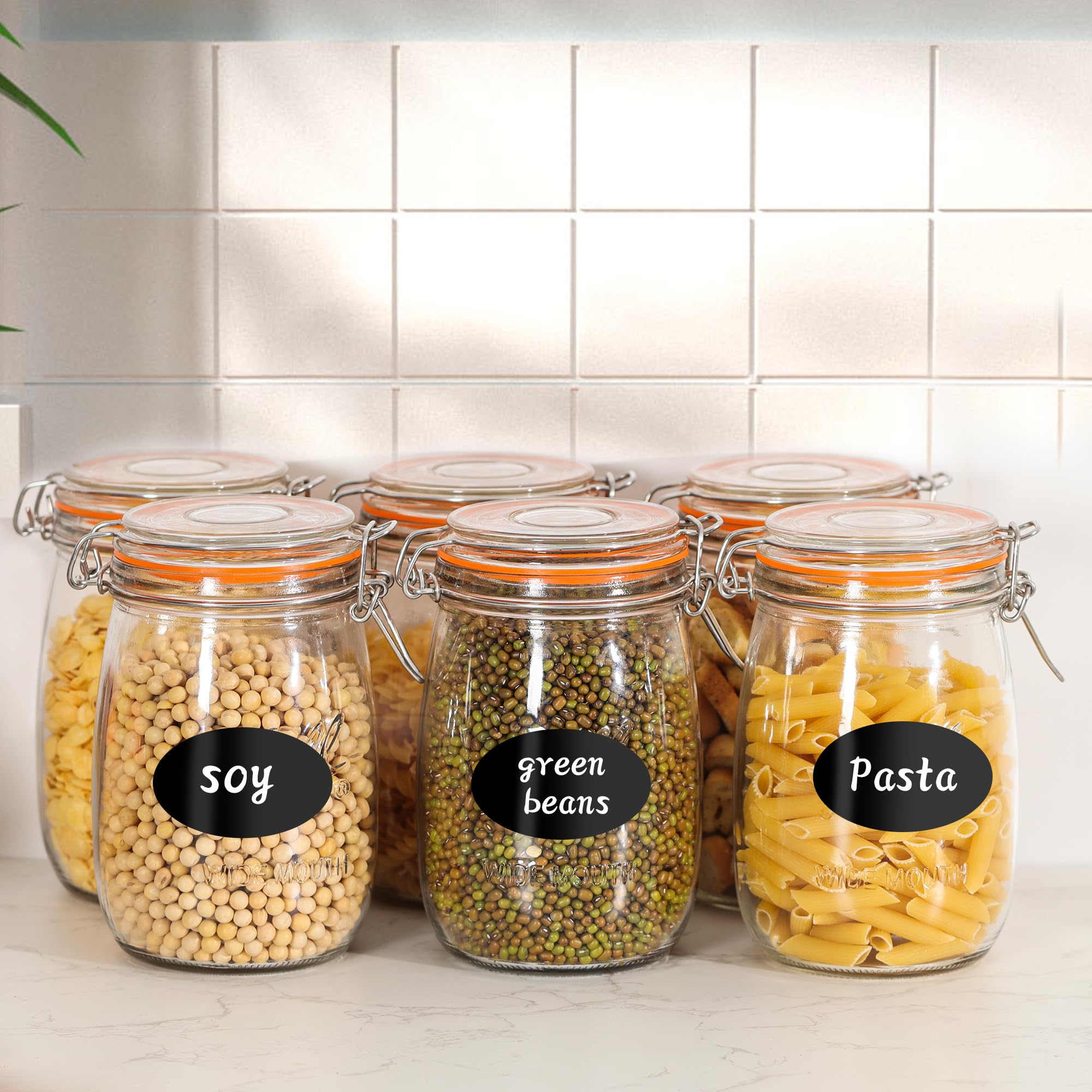 Etiquetas y bolígrafo incluidos para organizar ingredientes.