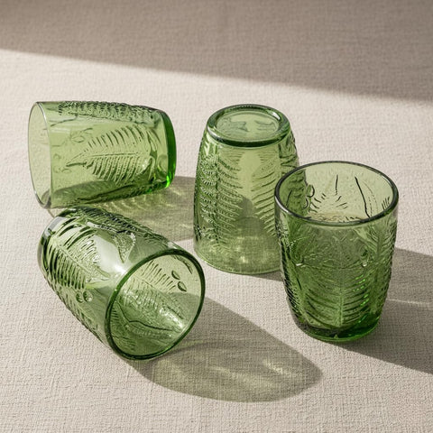 Copa de vidrio verde con diseño retro de QELVIO, ideal para cenas elegantes.