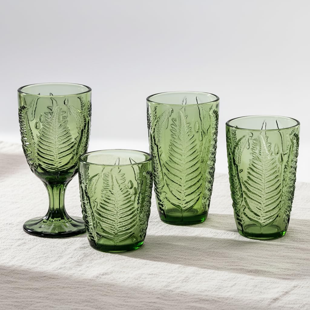 QELVIO copas de vidrio verde, textura vintage y artesanía auténtica.