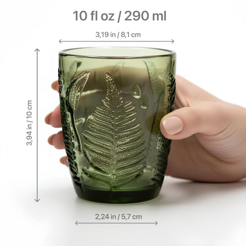 Vasos verdes de uso diario de QELVIO para agua y jugos.