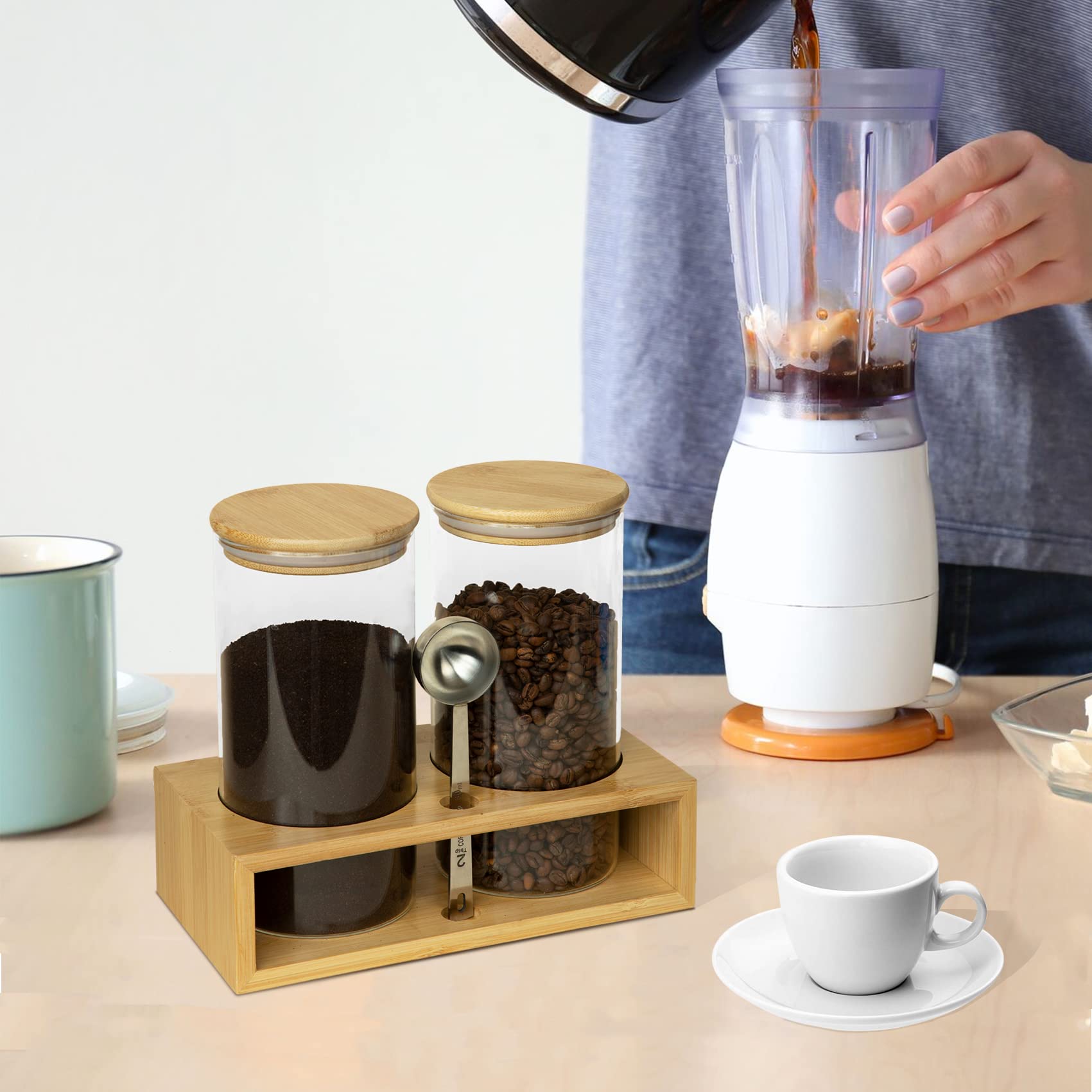Estante de madera QUALLON para organizar jarras de café en cocina.