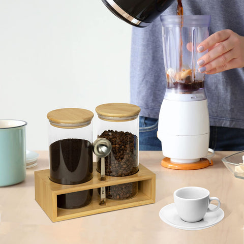 Estante de madera QUALLON para organizar jarras de café en cocina.