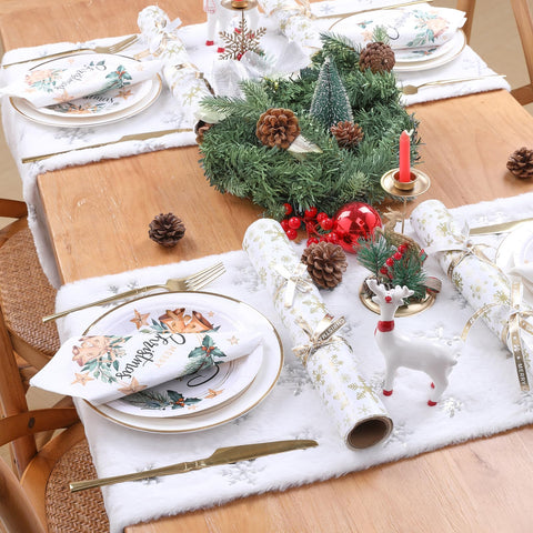 Camino de mesa QueenDream dispuesto en comedor para una cena festiva.
