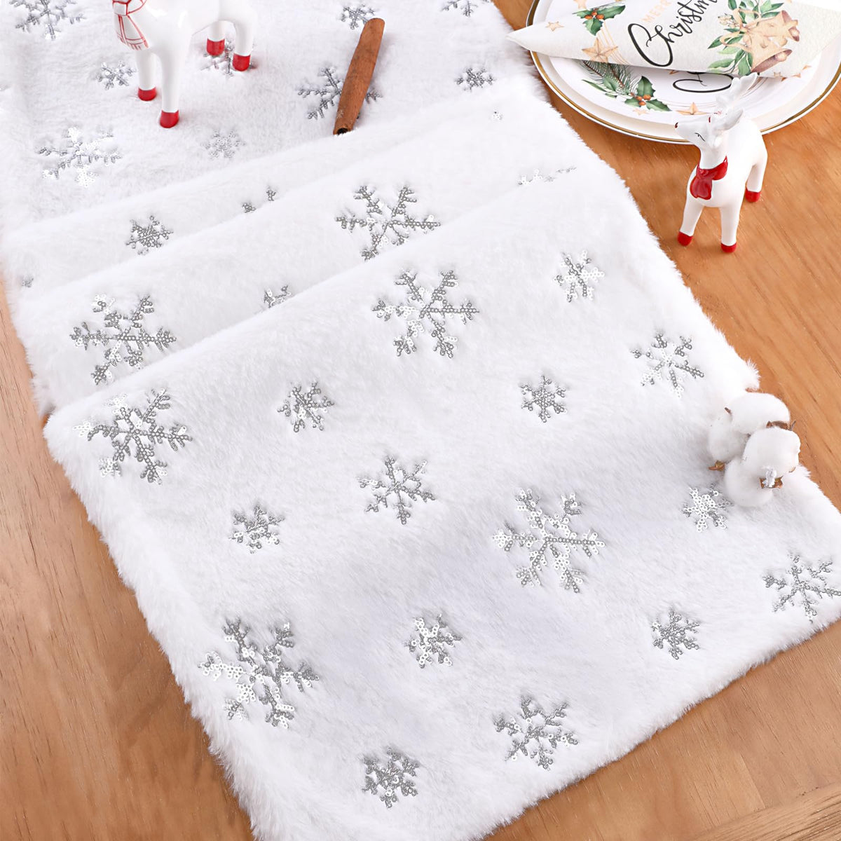 QueenDream camino de mesa blanco de pelo suave con copos plateados, ideal para ambientar fiestas.