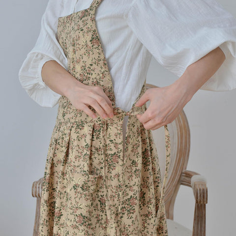 Estilo versátil floral sobre fondo sólido que combina con cualquier cocina.