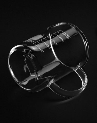 Vaso QWORK: diseño liso y asa cómoda para manejo seguro.