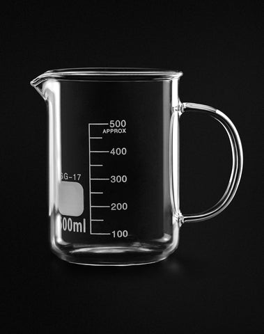 Vaso QWORK con pico vertedor para verter con control.