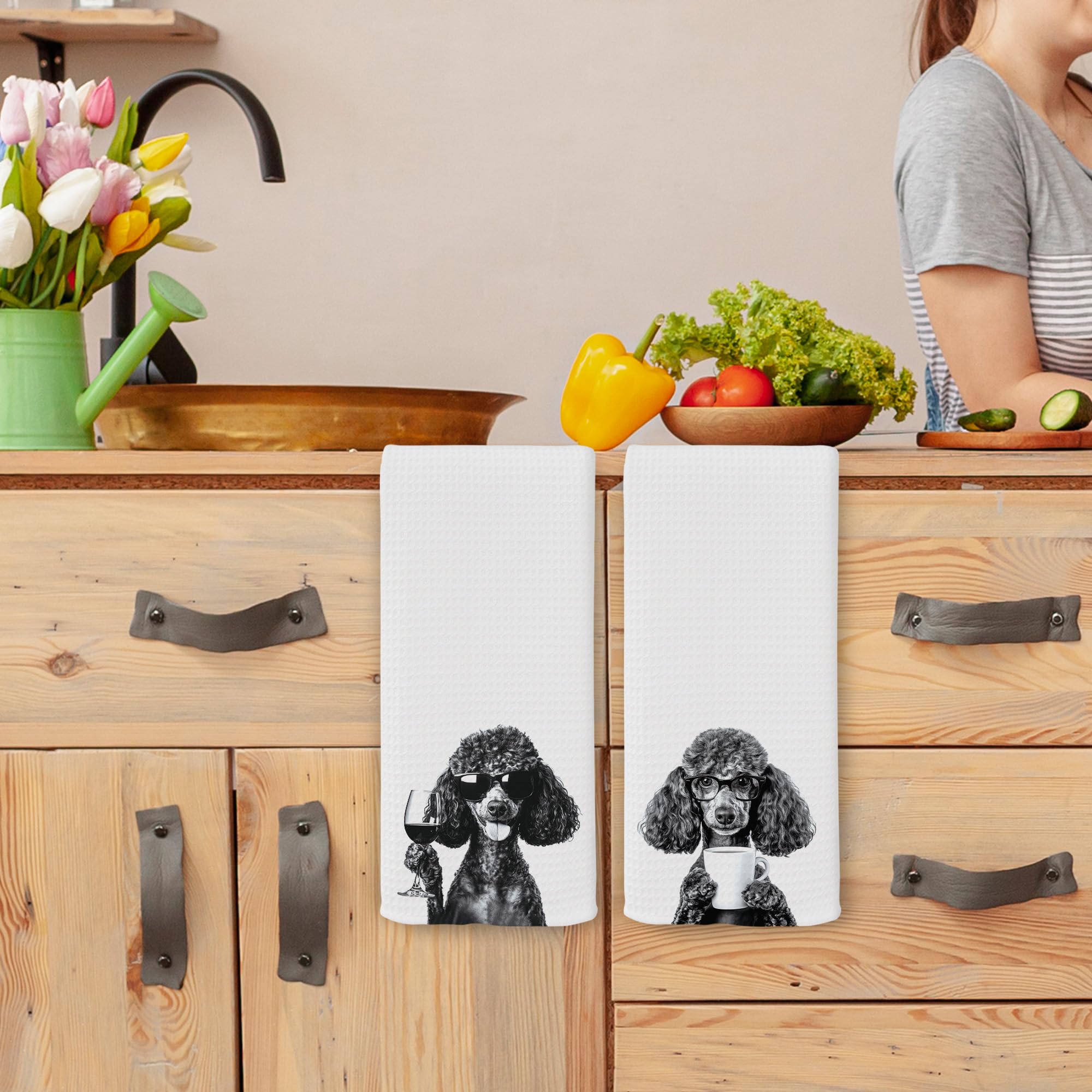 Toalla QZQE con caniche negro, regalo ideal para amantes del café.