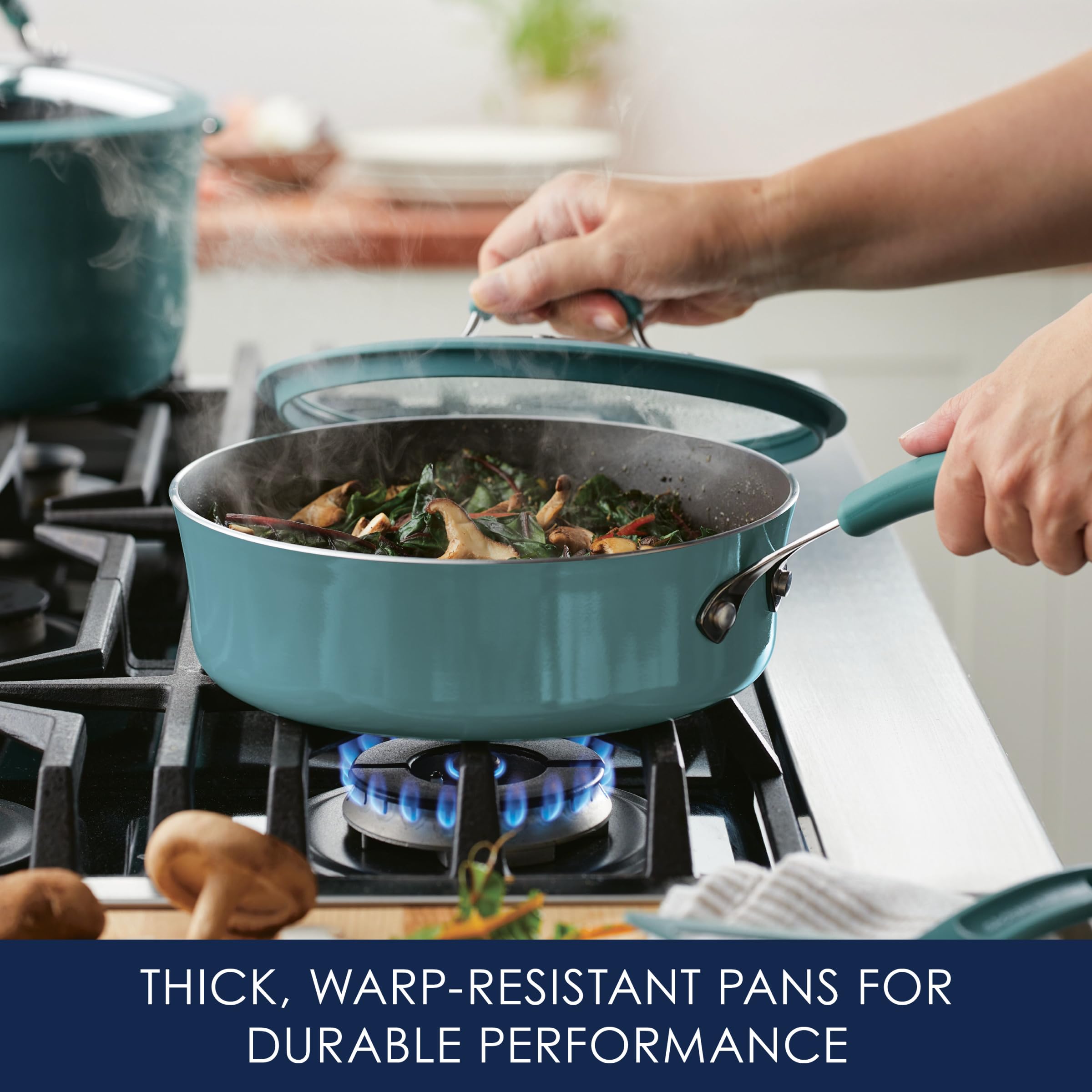 Diseño tulip con superficie amplia en sartén Rachael Ray Cook + Create.