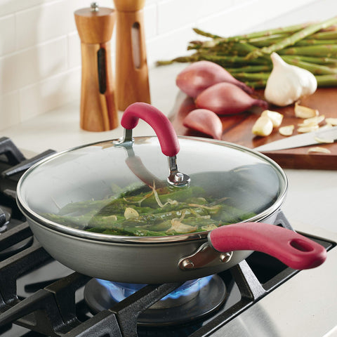 Superficie antiadherente PlatinumShield de Rachael Ray para liberación fácil de alimentos.