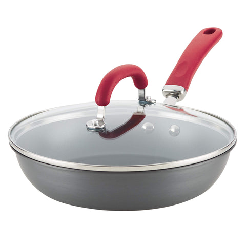 Sartén profunda Create Delicious de Rachael Ray con tapa gris, ideal para guisos y salteados.