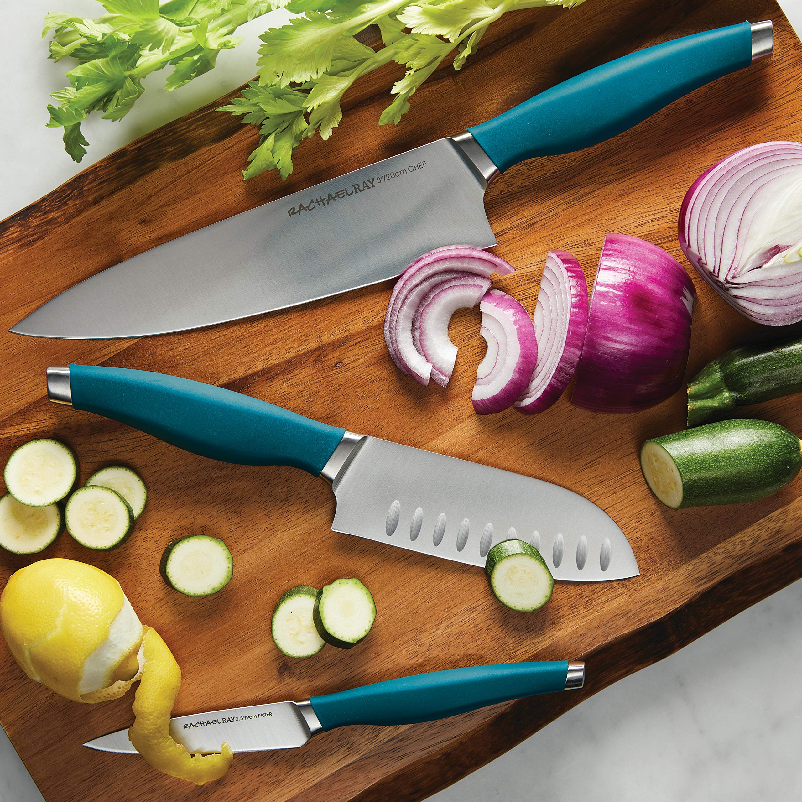 Cuchillo santoku Rachael Ray de 5 pulgadas en turquesa para rebanar y picar de forma uniforme.