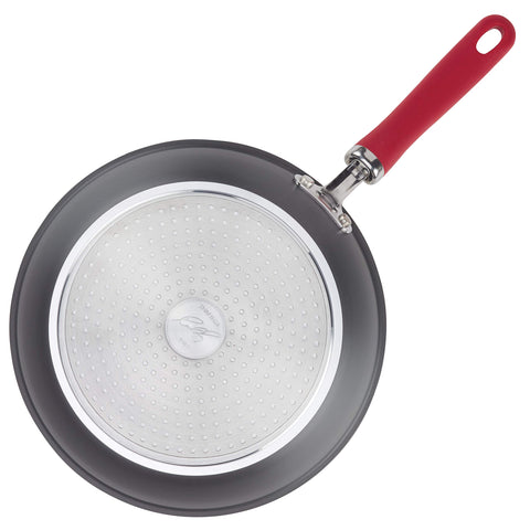 Manija ergonómica de doble remache en la sartén Rachael Ray para mayor control.