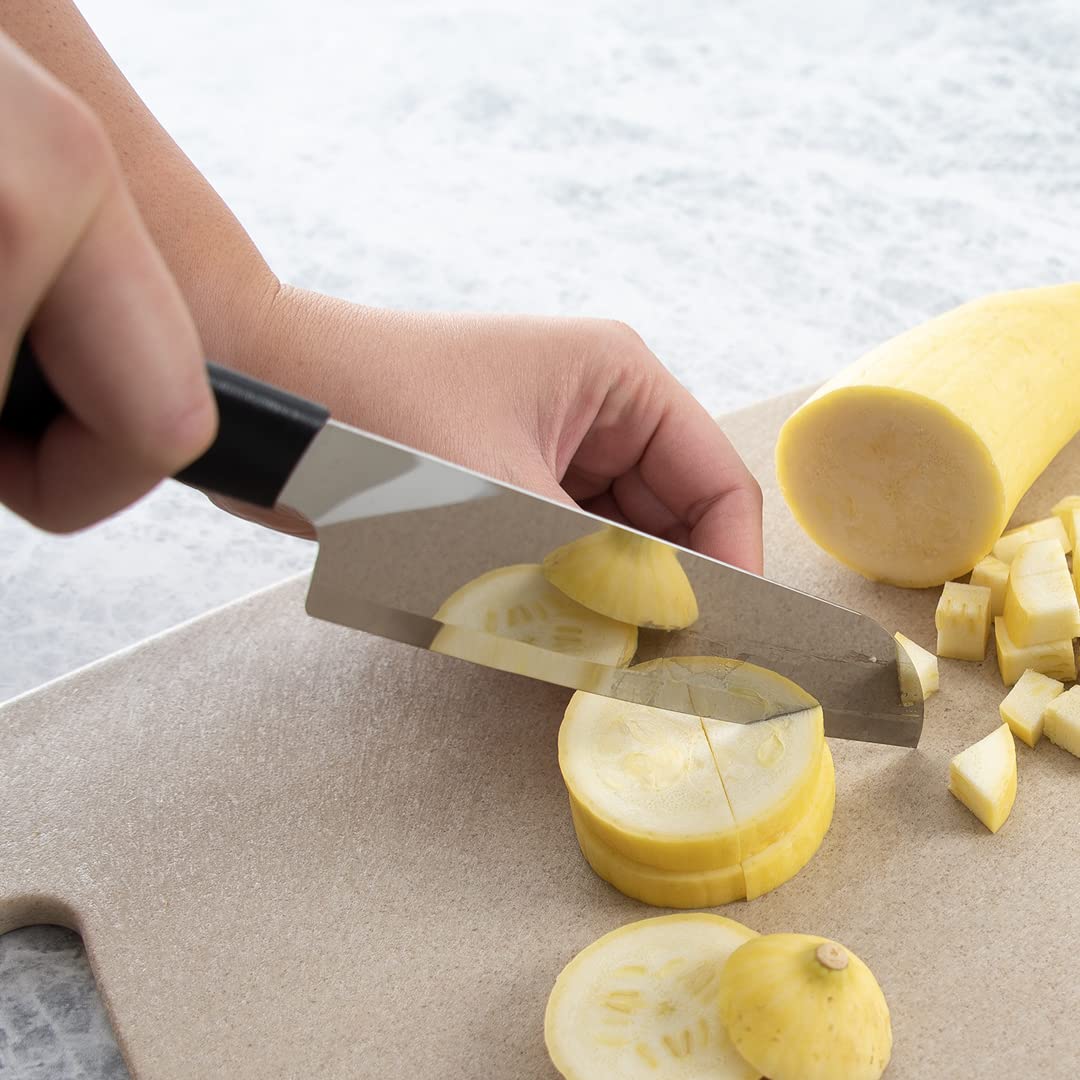 RADA Cuchillo de cocina en acción cortando verduras de forma eficiente