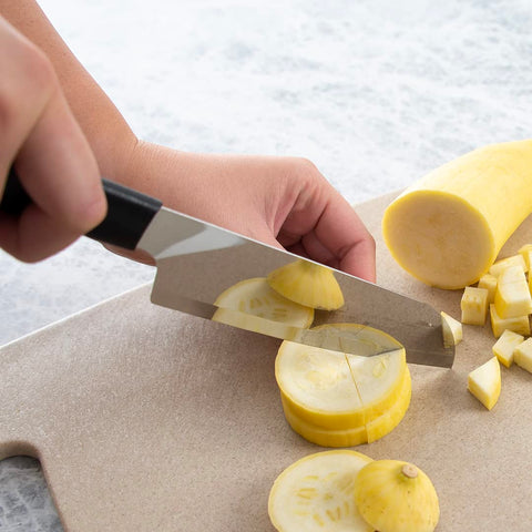 RADA Cuchillo de cocina en acción cortando verduras de forma eficiente