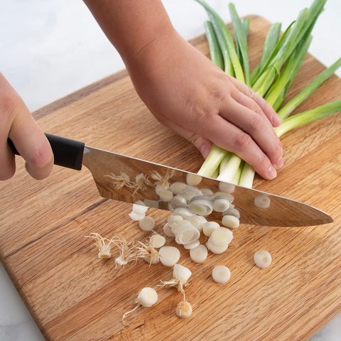 Cuchillo Rada para picar hierbas frescas con filo estable.