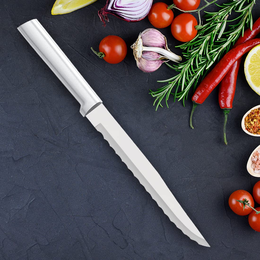RADA Cuchillo serrado R138, uso en cocina diaria para cortes consistentes.