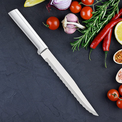 RADA Cuchillo serrado R138, uso en cocina diaria para cortes consistentes.