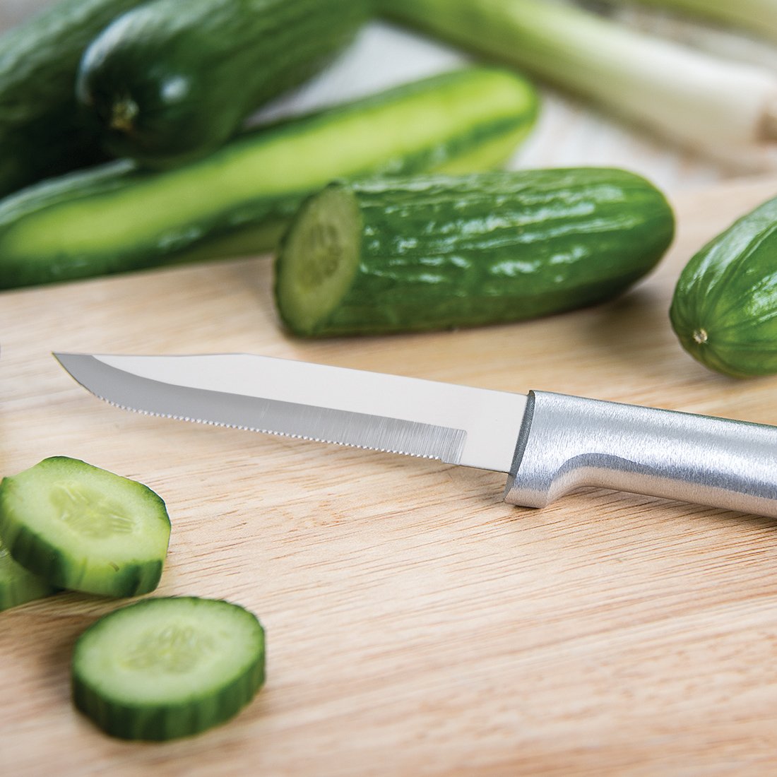 Mango plateado de aluminio de Rada Cutlery, cómodo para uso diario.