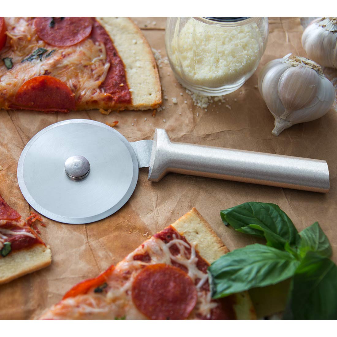 Diseño ligero y manejable, ideal para cocina doméstica o profesional.