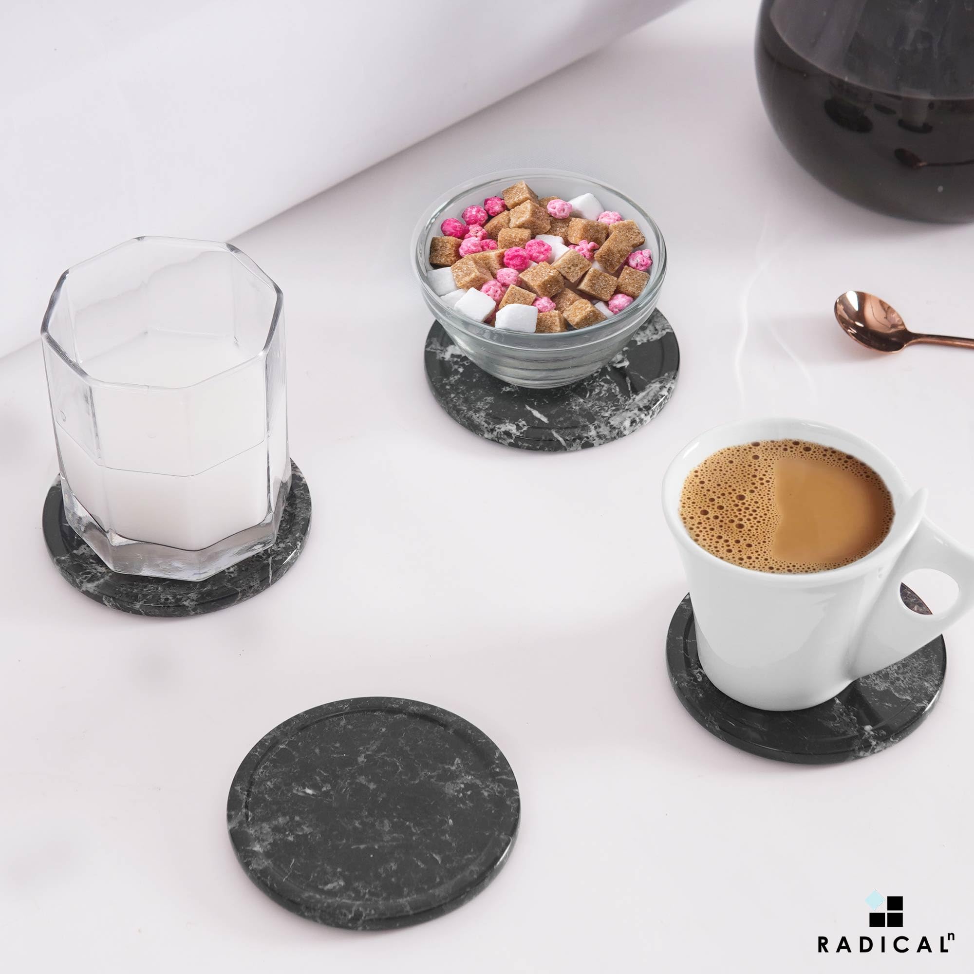 Radicaln posavasos marmol en mesa de sala, ideal para bebidas diarias.