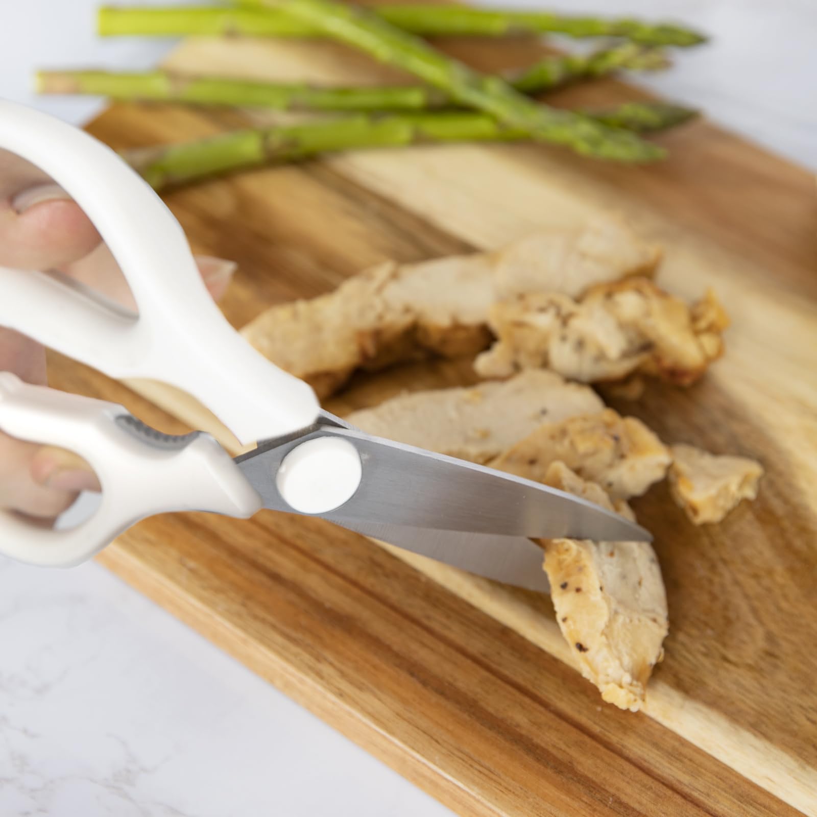 Rae Dunn, tijeras de cocina con micro serradas japonesas para cortes limpios.