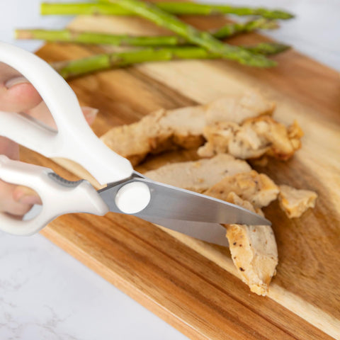 Rae Dunn, tijeras de cocina con micro serradas japonesas para cortes limpios.