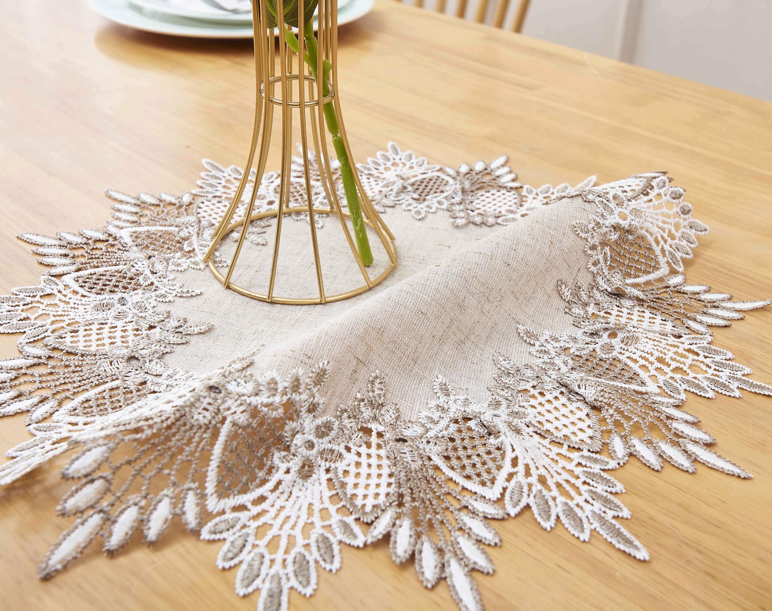 Raedan opción para transformar la mesa con decoración neutra y elegante.