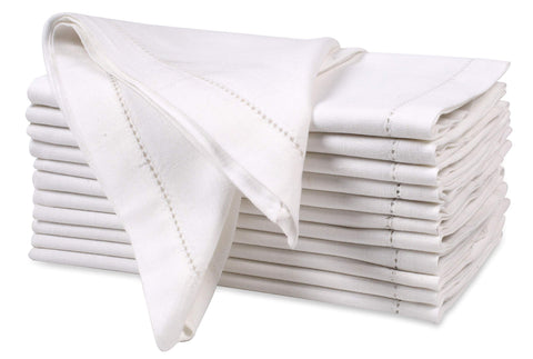 Ramanta Home: servilletas blancas 20x20 con bordes rematados, ideales para cenas.
