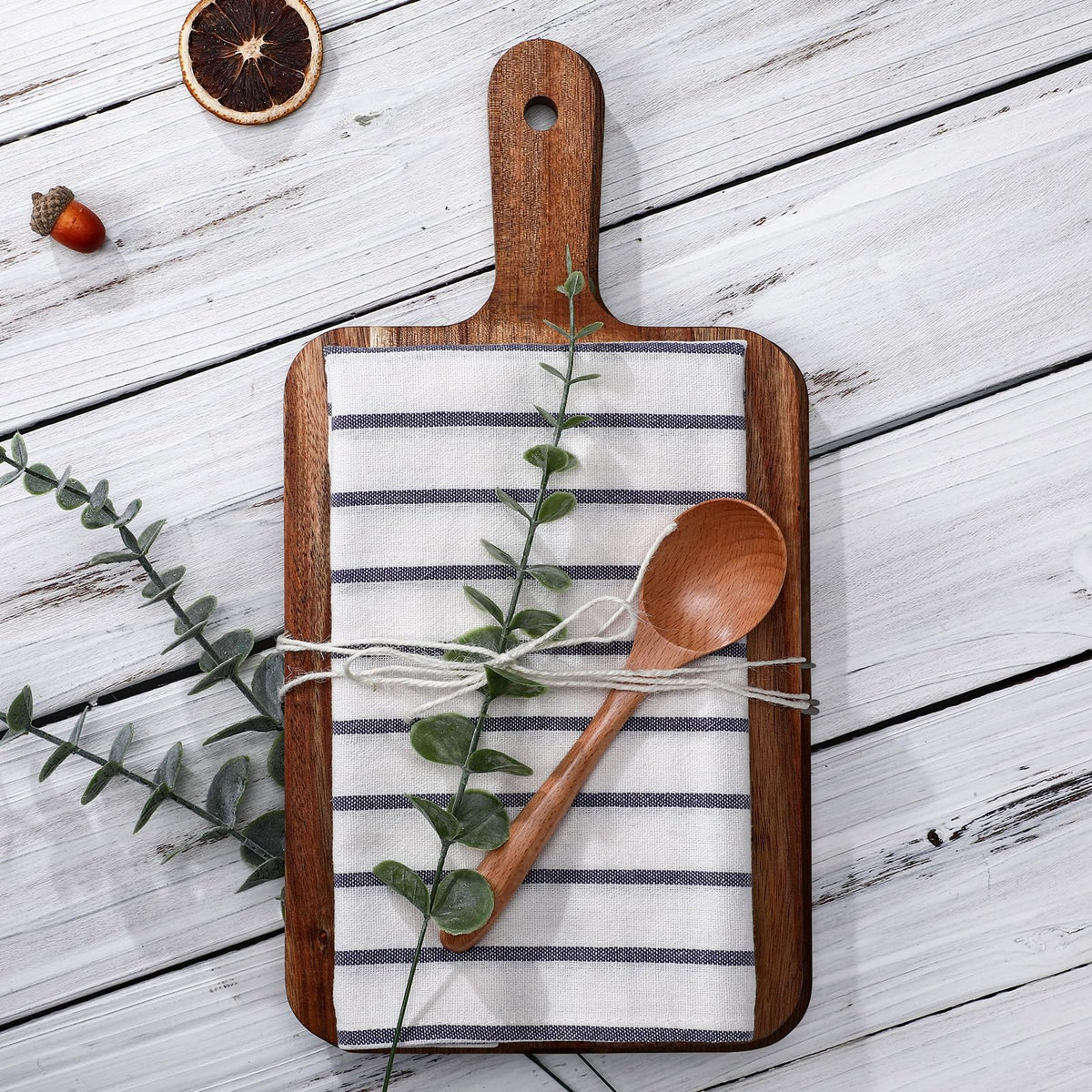 Tabla de corte de acacia Reallnaive para cortar y presentar alimentos.