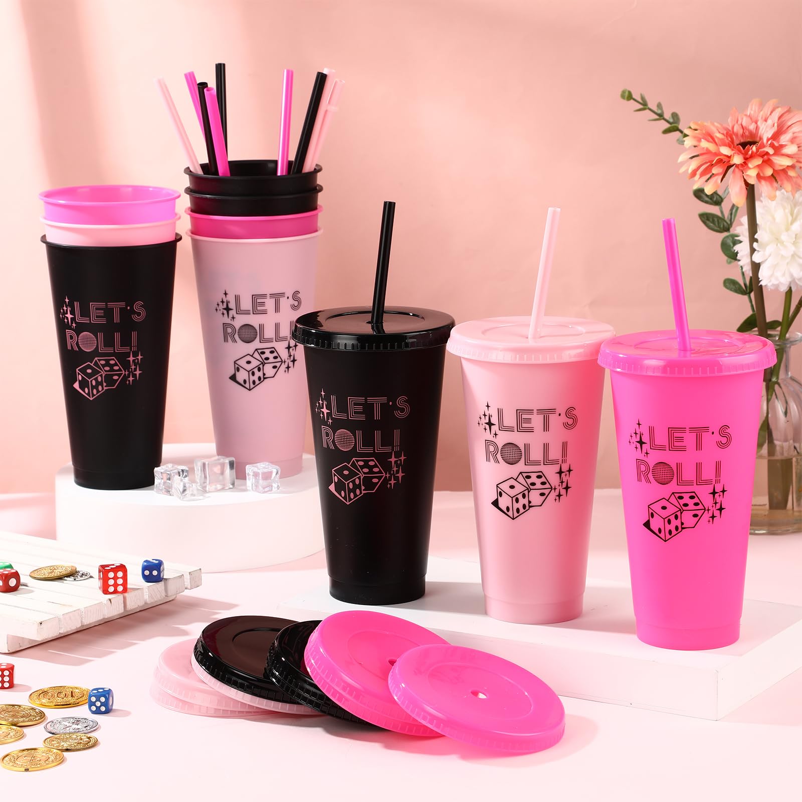 Vasos durables de plástico evitan derrames durante juego activo.