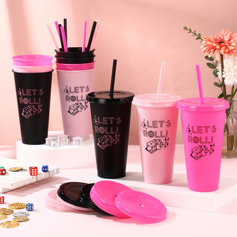 Vasos durables de plástico evitan derrames durante juego activo.