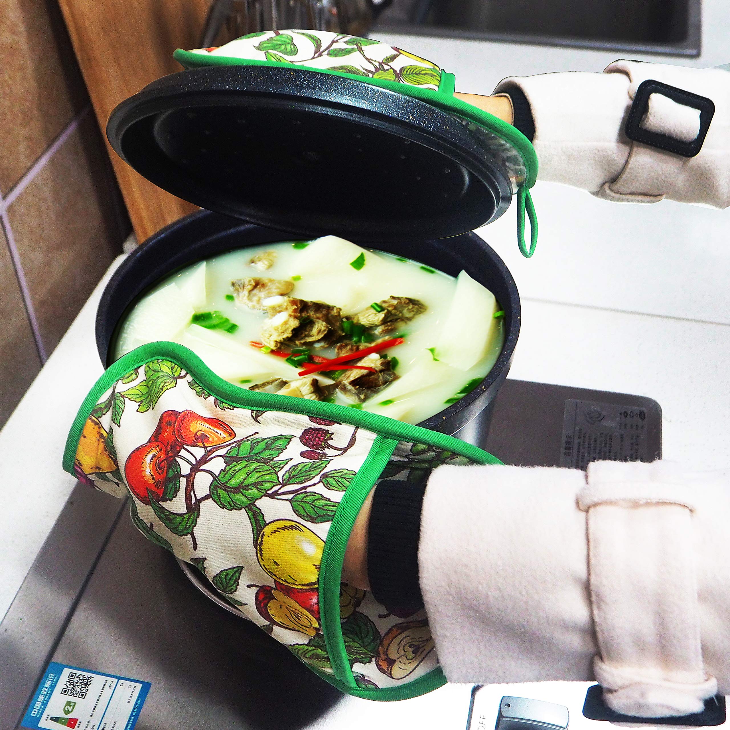RED LMLDETA manoplas con costuras reforzadas para uso duradero en la cocina.
