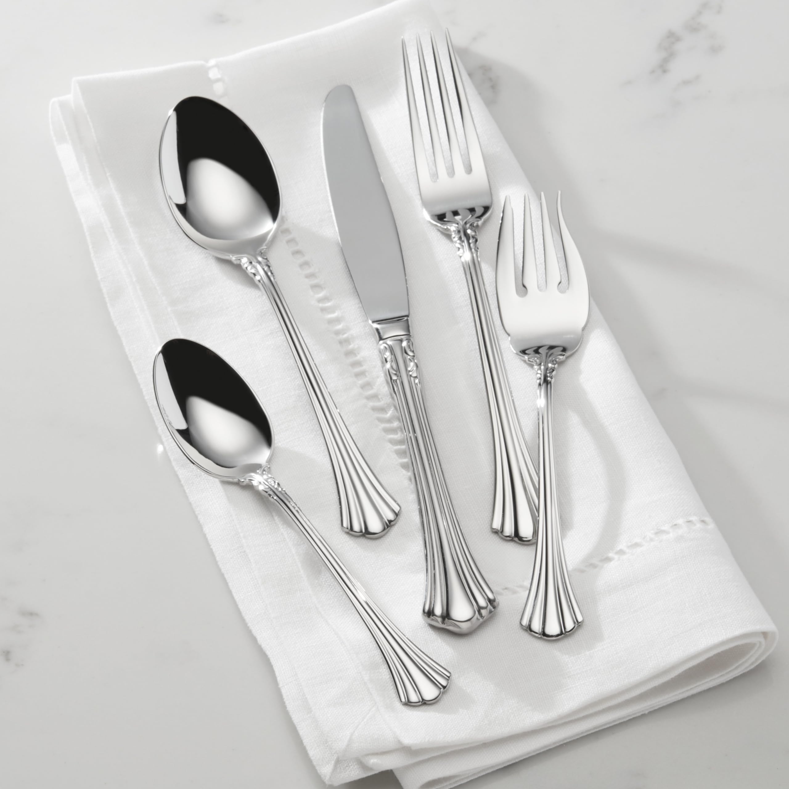 Reed & Barton 1800, acabado impecable para mesa refinada y duradera